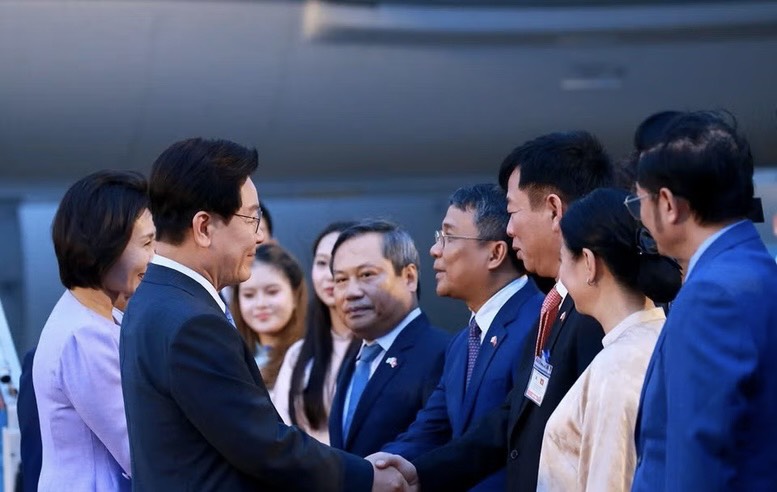 Tổng thống Hàn Quốc Lee Jae Myung và Phu nhân đến Hà Nội, bắt đầu thăm cấp Nhà nước tới Việt Nam
